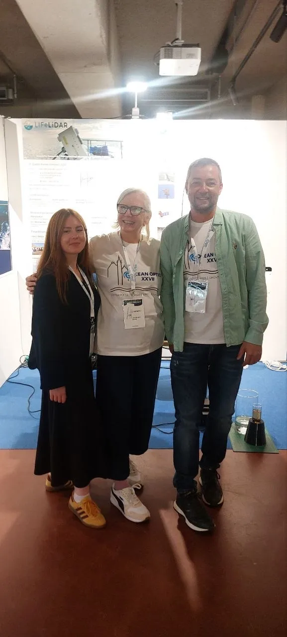 Three attendees together at the LIFeLiDAR booth at Ocean Optics Conference XXVII in Ghent