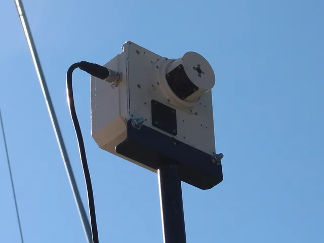 Pole-mounted mHR.2 radiometer against the sky