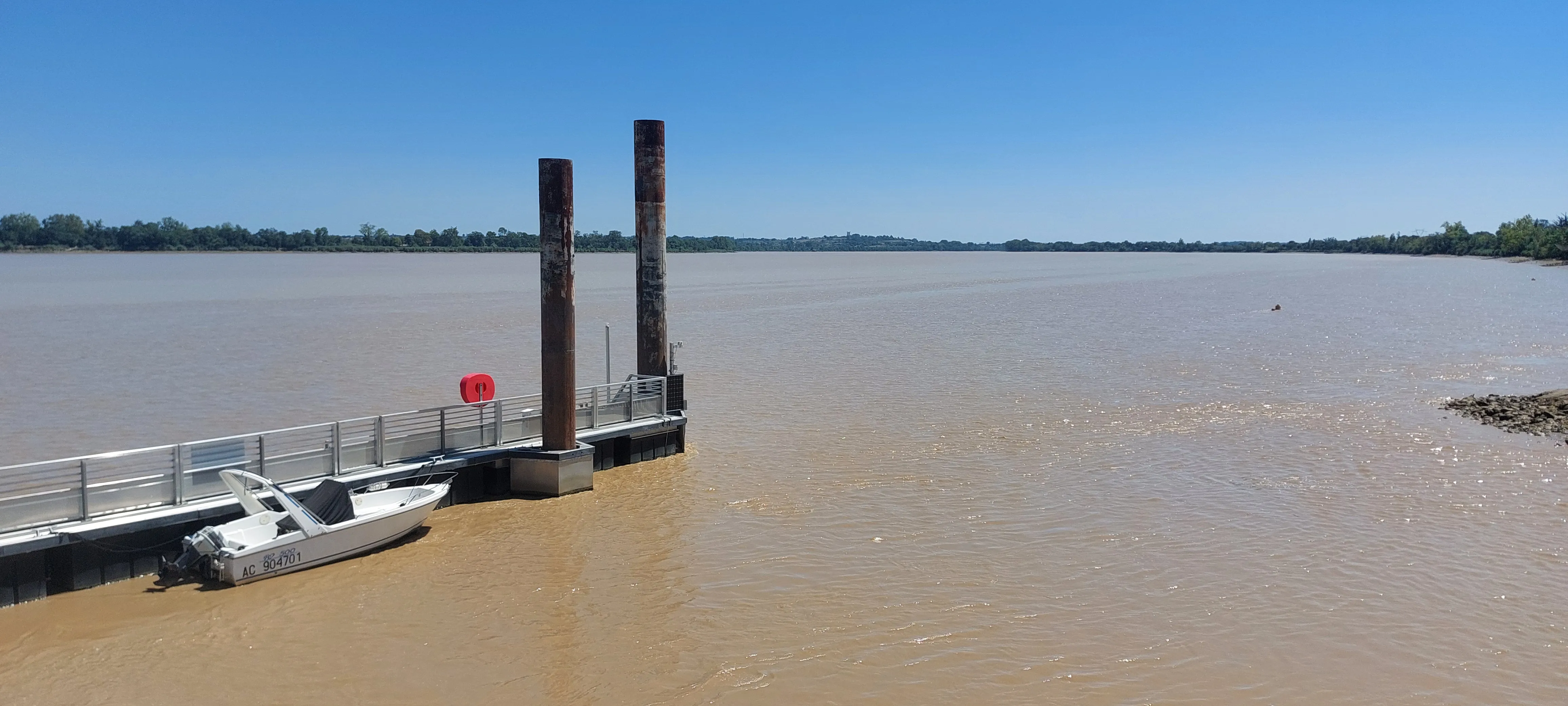 Monitoring equipment beside a floating jetty and moored boat on the Dordogne estuary